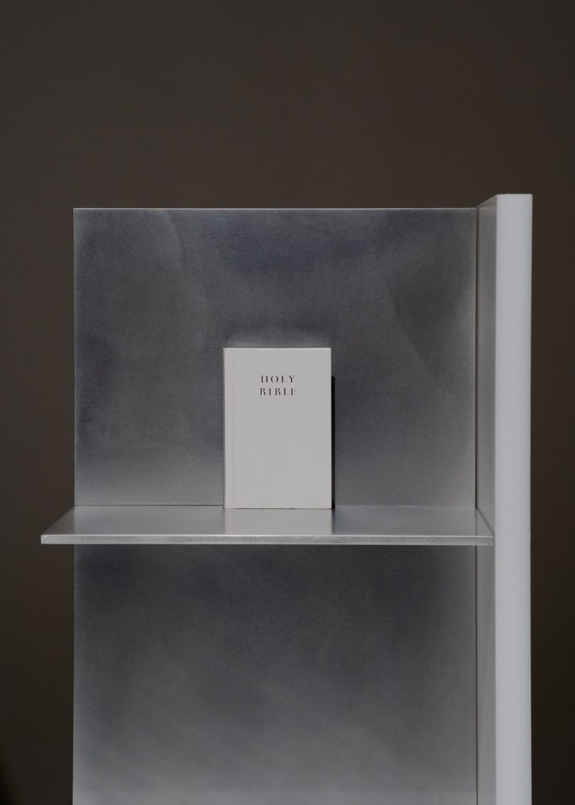 Studio Röder设计的极简咖啡桌Flip Pulpit