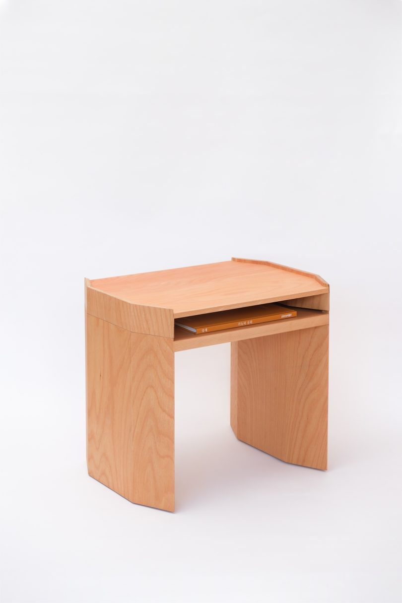 由Be Formative设计的极简主义的边桌Gyogak