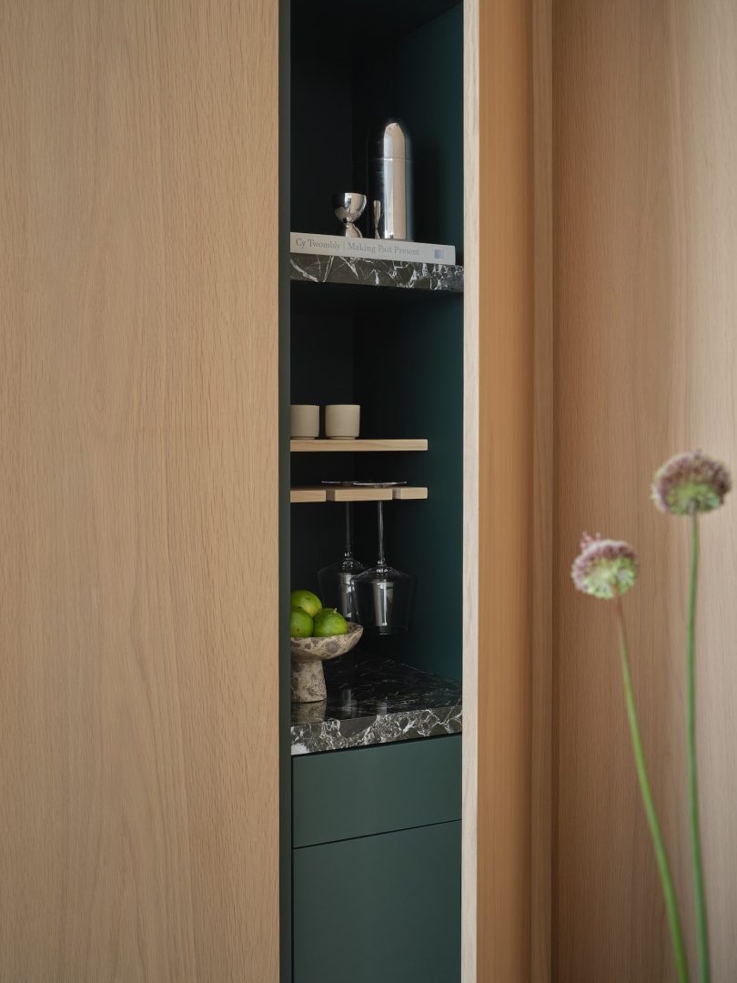 Alina Ryssina设计的极简公寓Shangri-La Toronto Residence