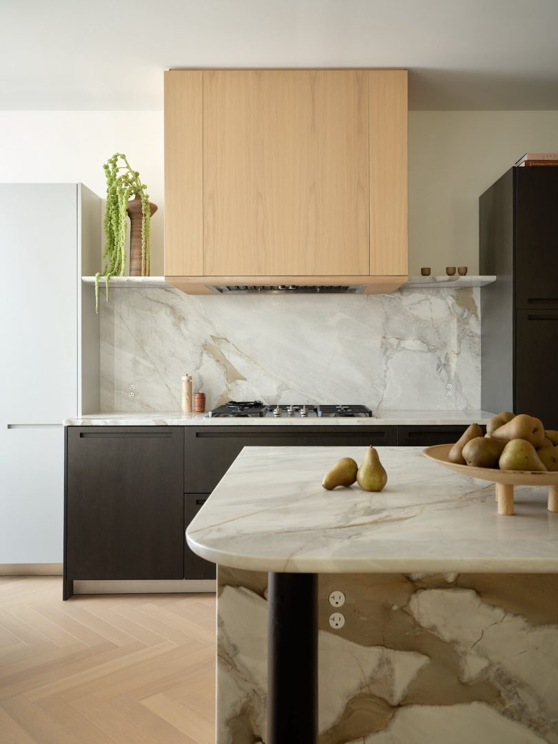 Alina Ryssina设计的极简公寓Shangri-La Toronto Residence