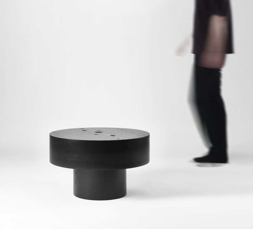 Jung Hoon Lee设计的极简主义咖啡桌Void