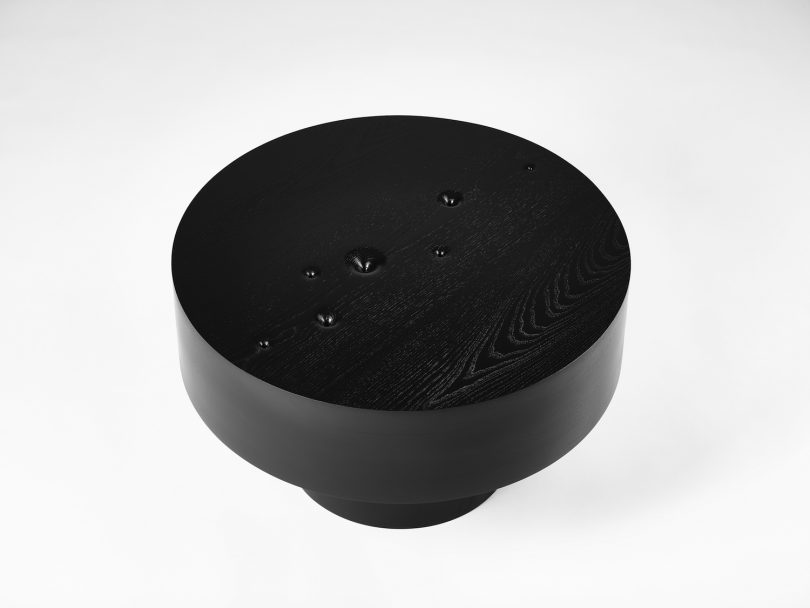 Jung Hoon Lee设计的极简主义咖啡桌Void