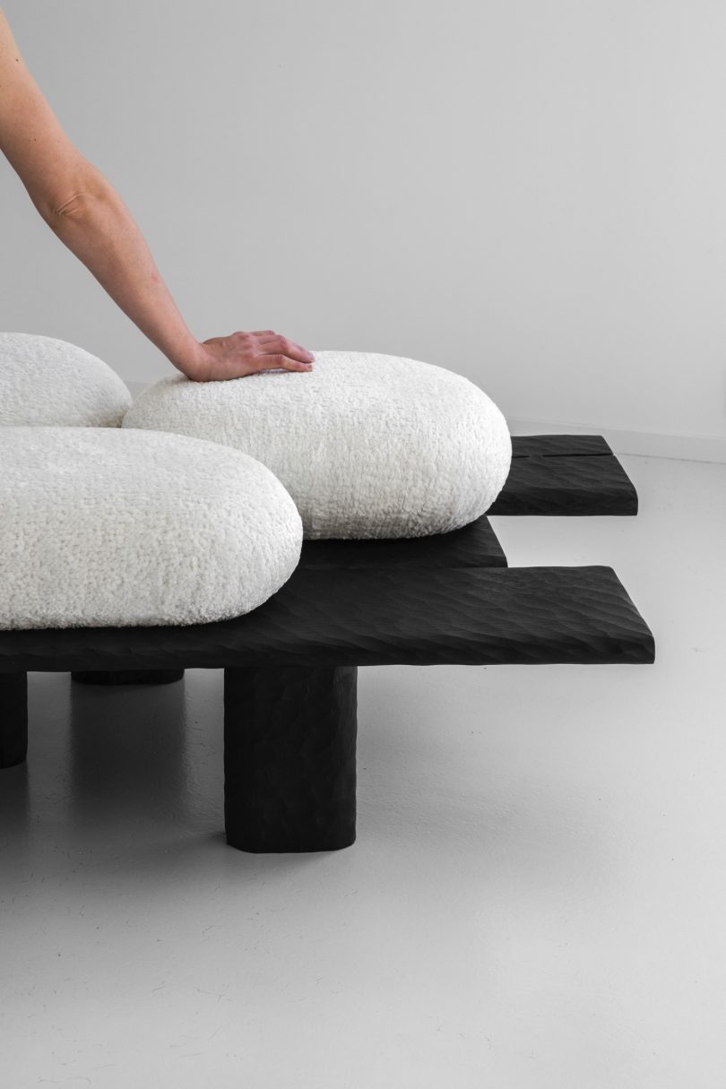 Ferréol Babin设计的极简主义长凳Chavire Bench