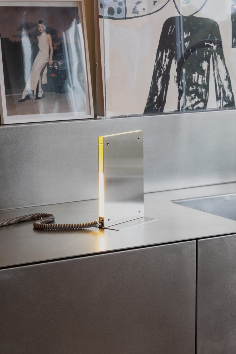 由Amber Dewaele设计的极简主义灯具Flat Light