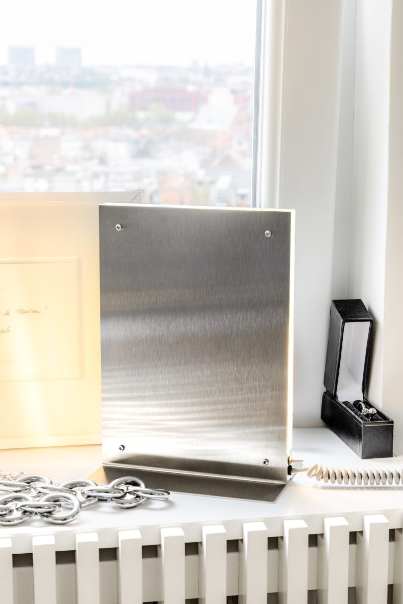 由Amber Dewaele设计的极简主义灯具Flat Light