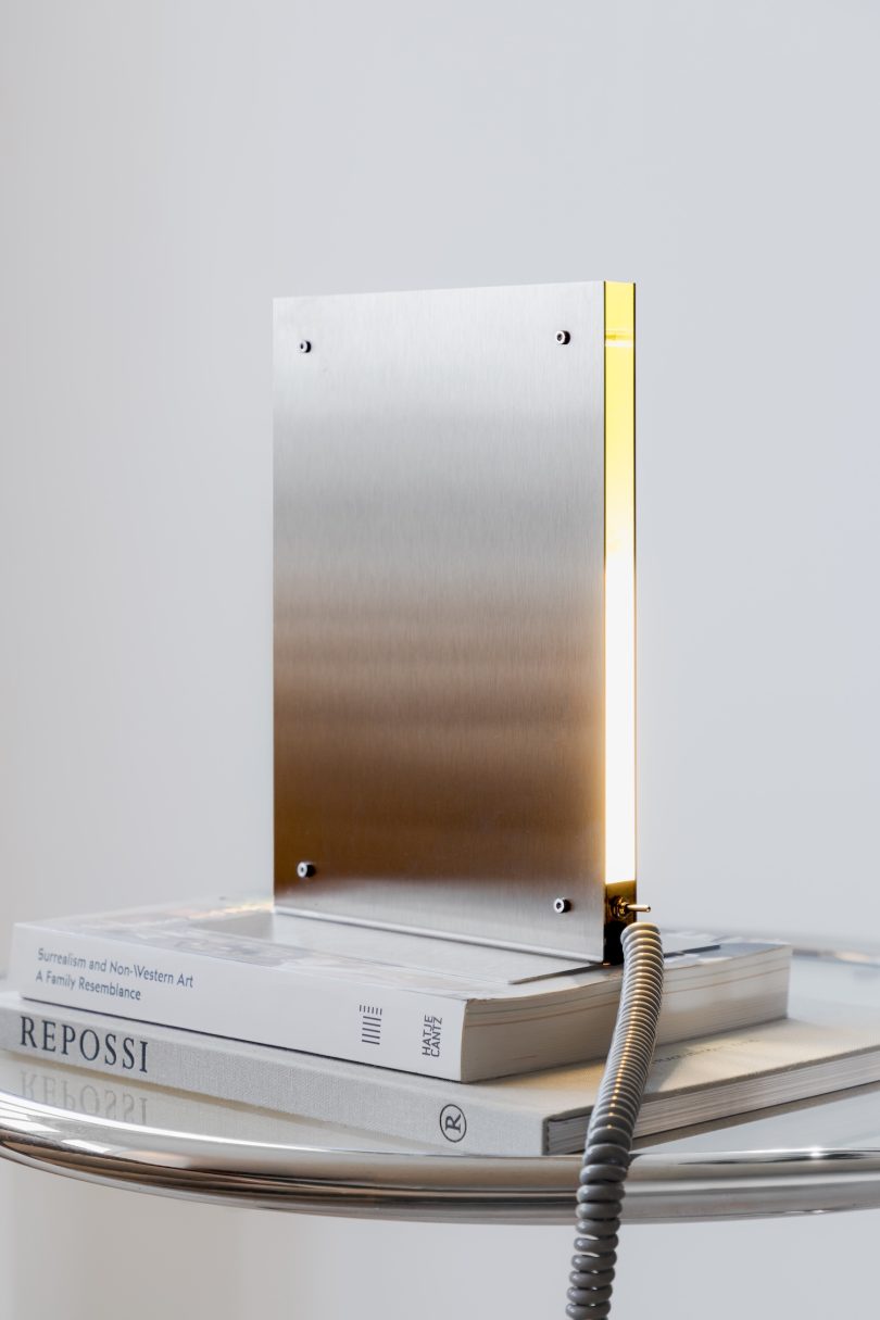 由Amber Dewaele设计的极简主义灯具Flat Light