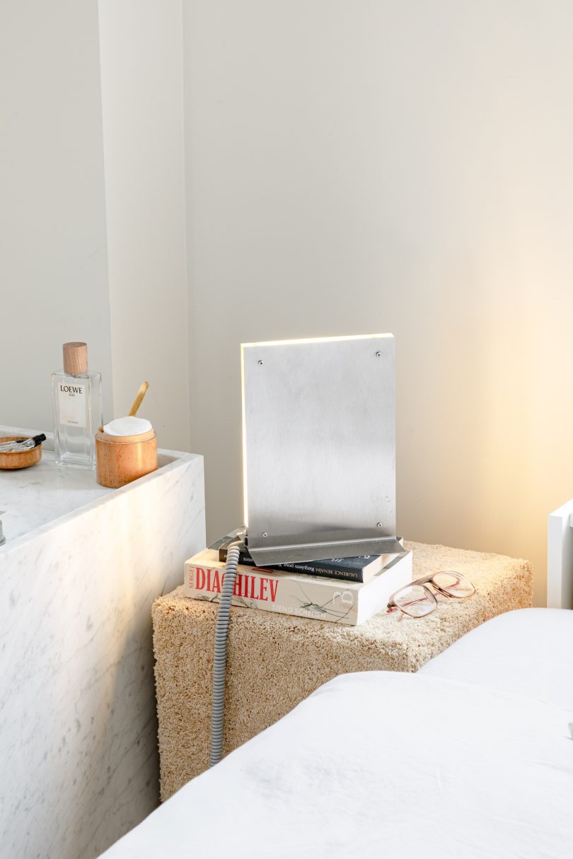 由Amber Dewaele设计的极简主义灯具Flat Light