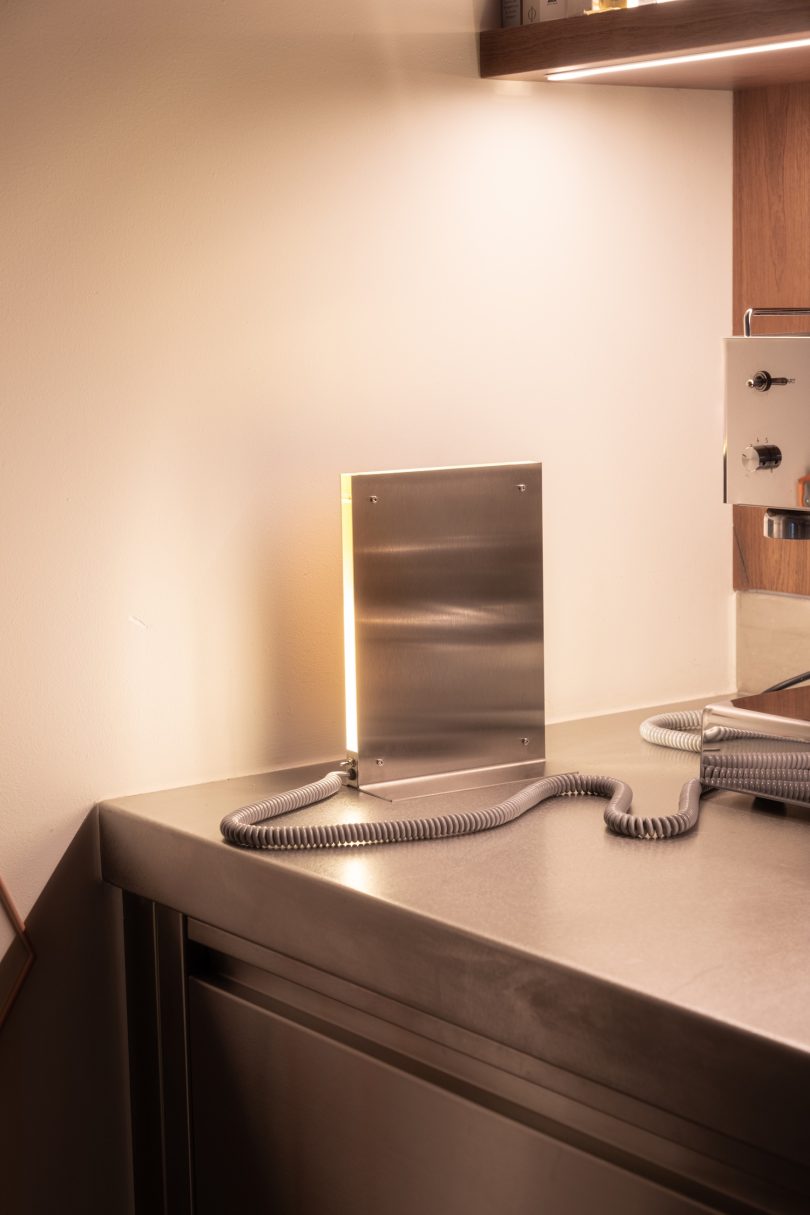 由Amber Dewaele设计的极简主义灯具Flat Light