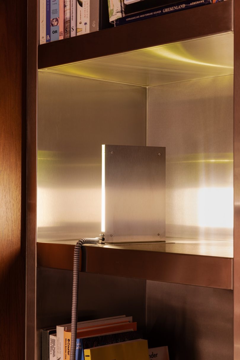 由Amber Dewaele设计的极简主义灯具Flat Light