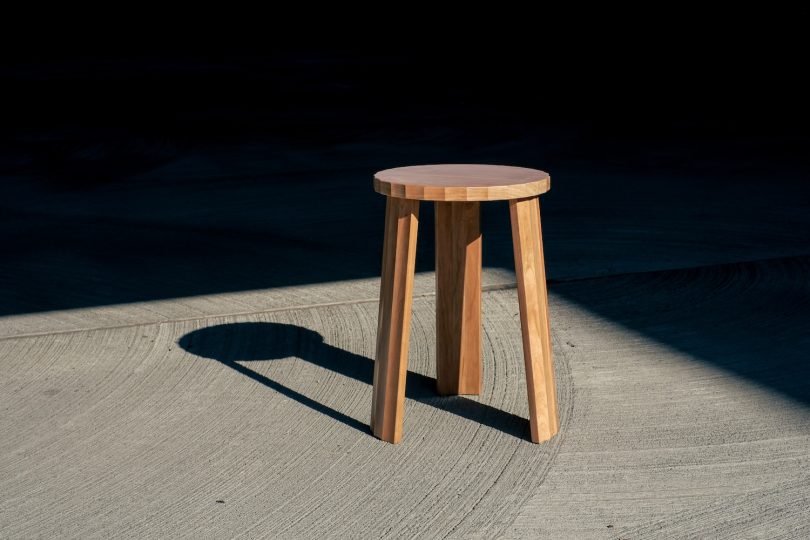 由Vivian Chen设计的极简主义凳子Fold Stool