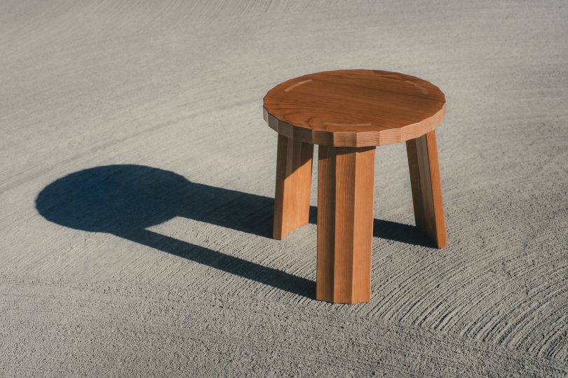 由Vivian Chen设计的极简主义凳子Fold Stool