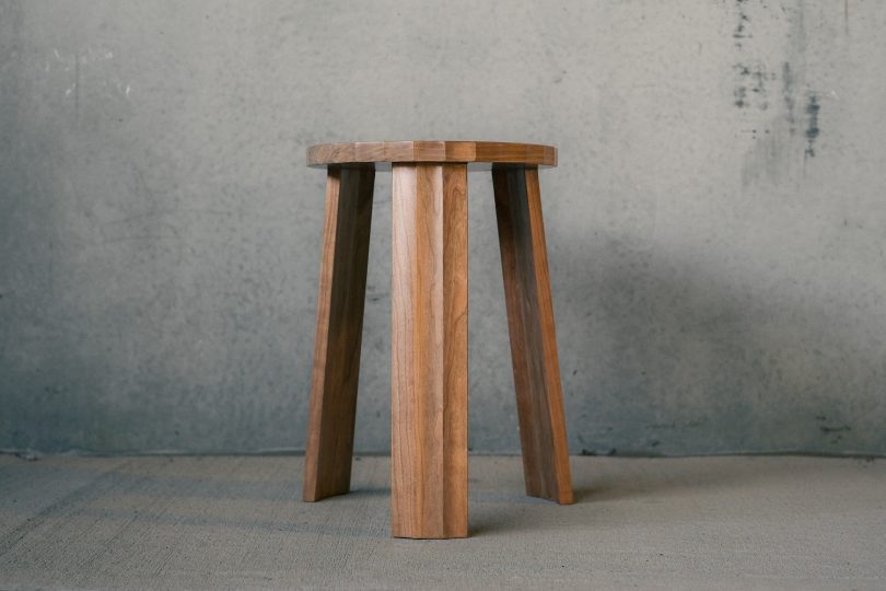 由Vivian Chen设计的极简主义凳子Fold Stool