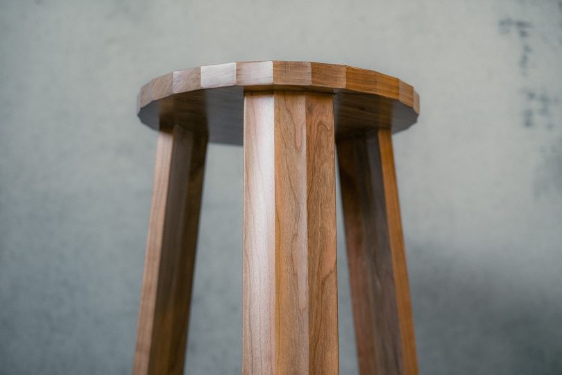 由Vivian Chen设计的极简主义凳子Fold Stool