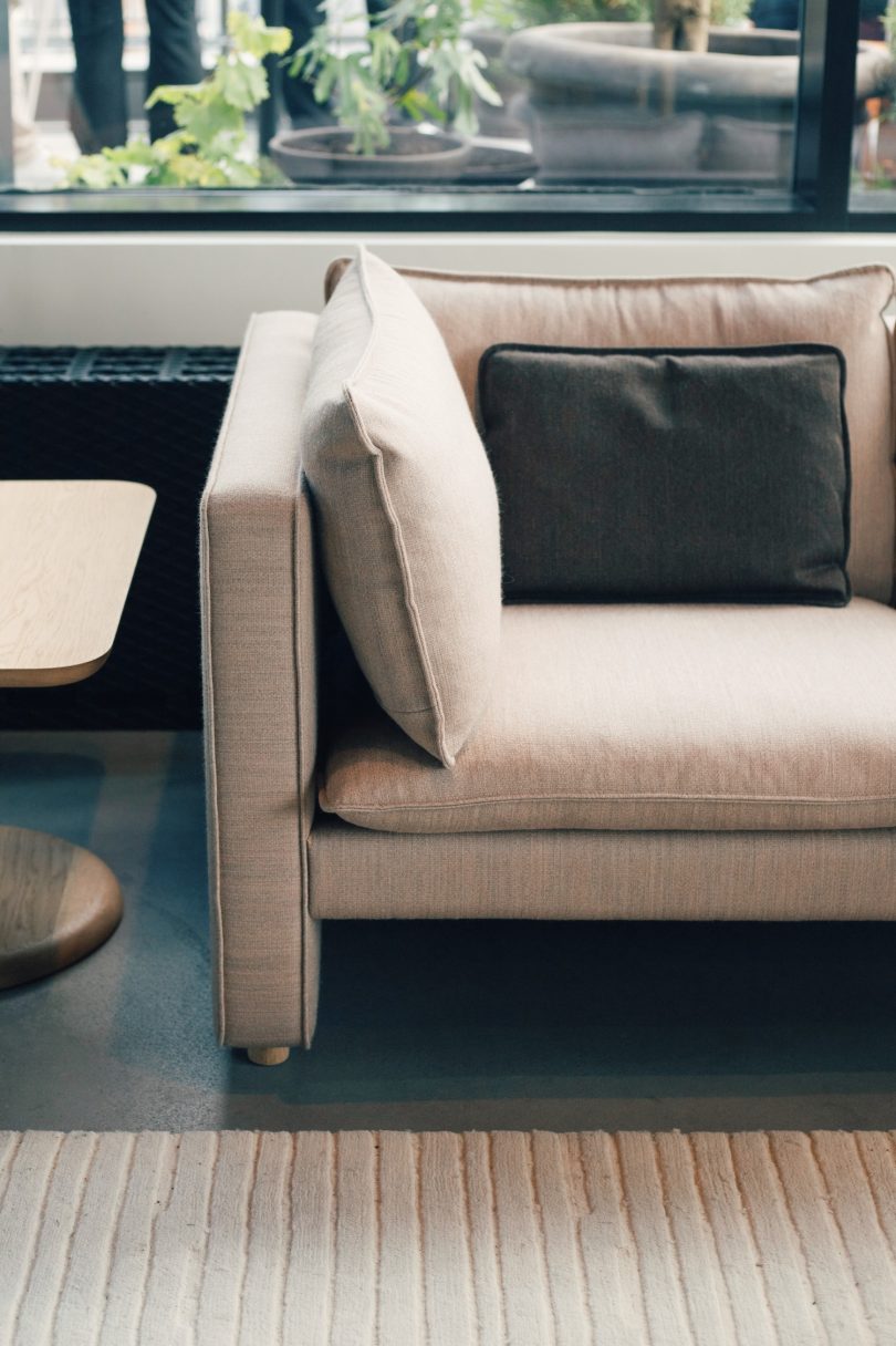 由Jasper Morrison设计的极简主义沙发Jota Sofa
