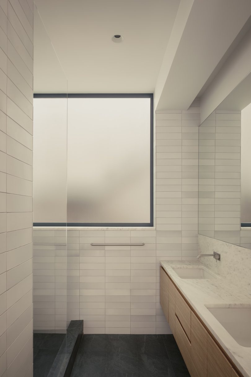 由Light+Air设计的极简主义住宅Void House