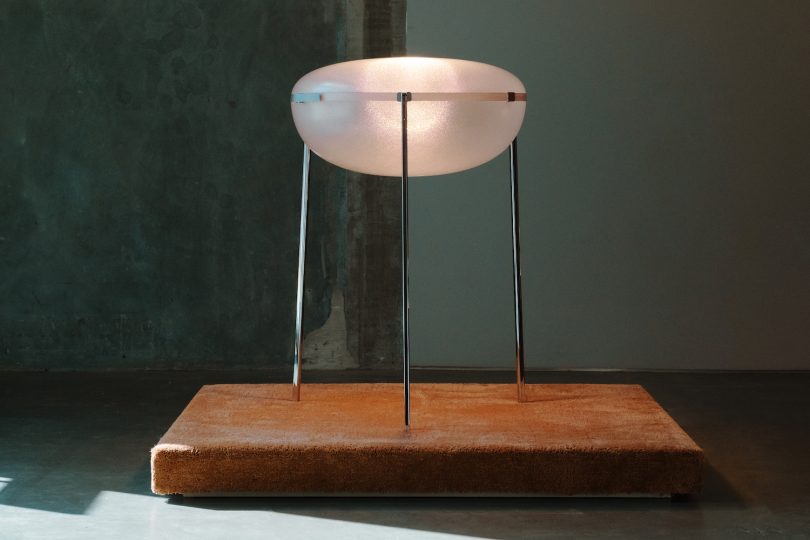 由A-N-D设计的极简主义落地灯Iris Floor Lamp