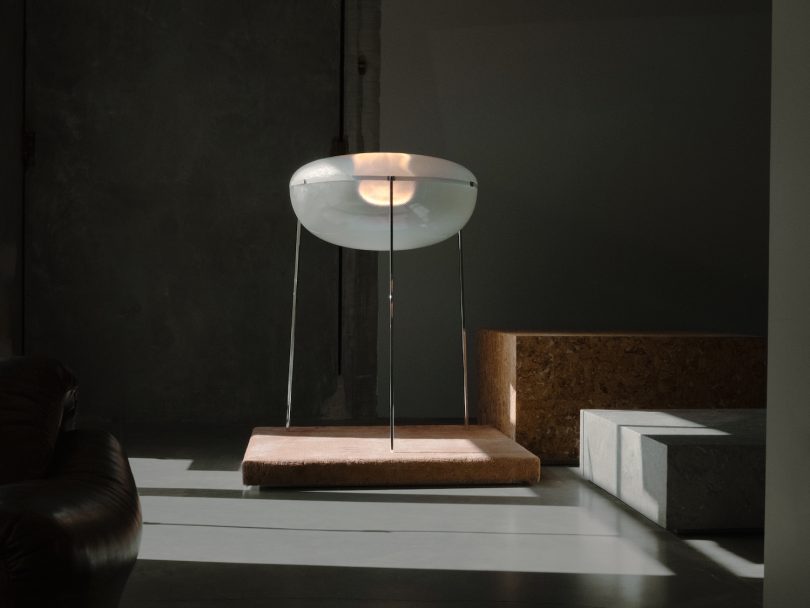 由A-N-D设计的极简主义落地灯Iris Floor Lamp