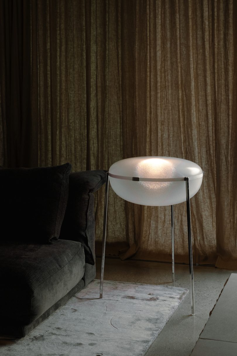 由A-N-D设计的极简主义落地灯Iris Floor Lamp