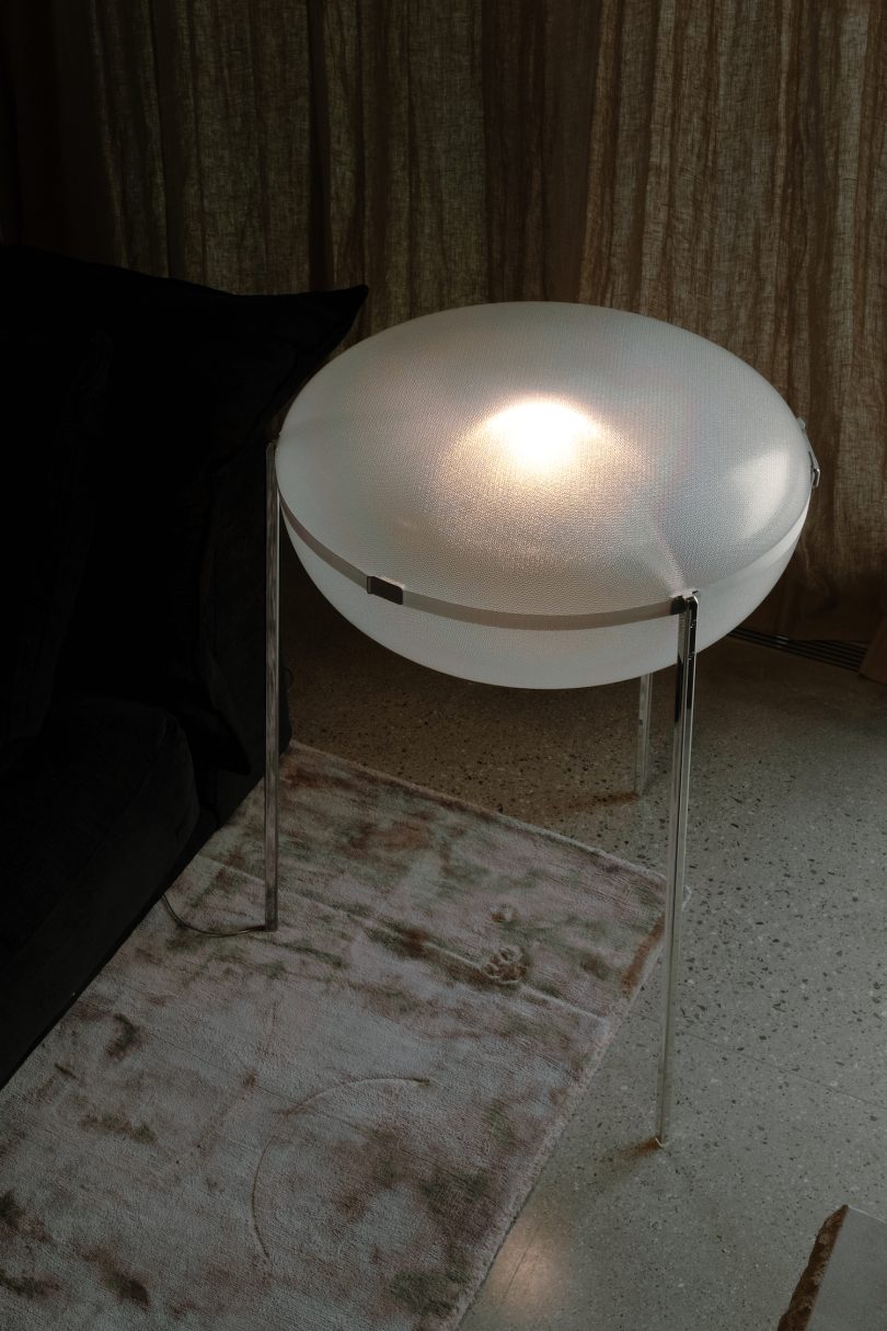 由A-N-D设计的极简主义落地灯Iris Floor Lamp