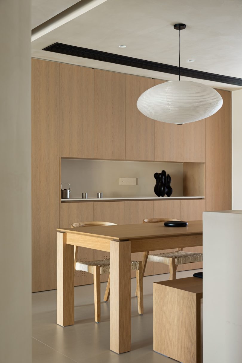 由DONGJIDESIGN设计的极简公寓Warm Habitat