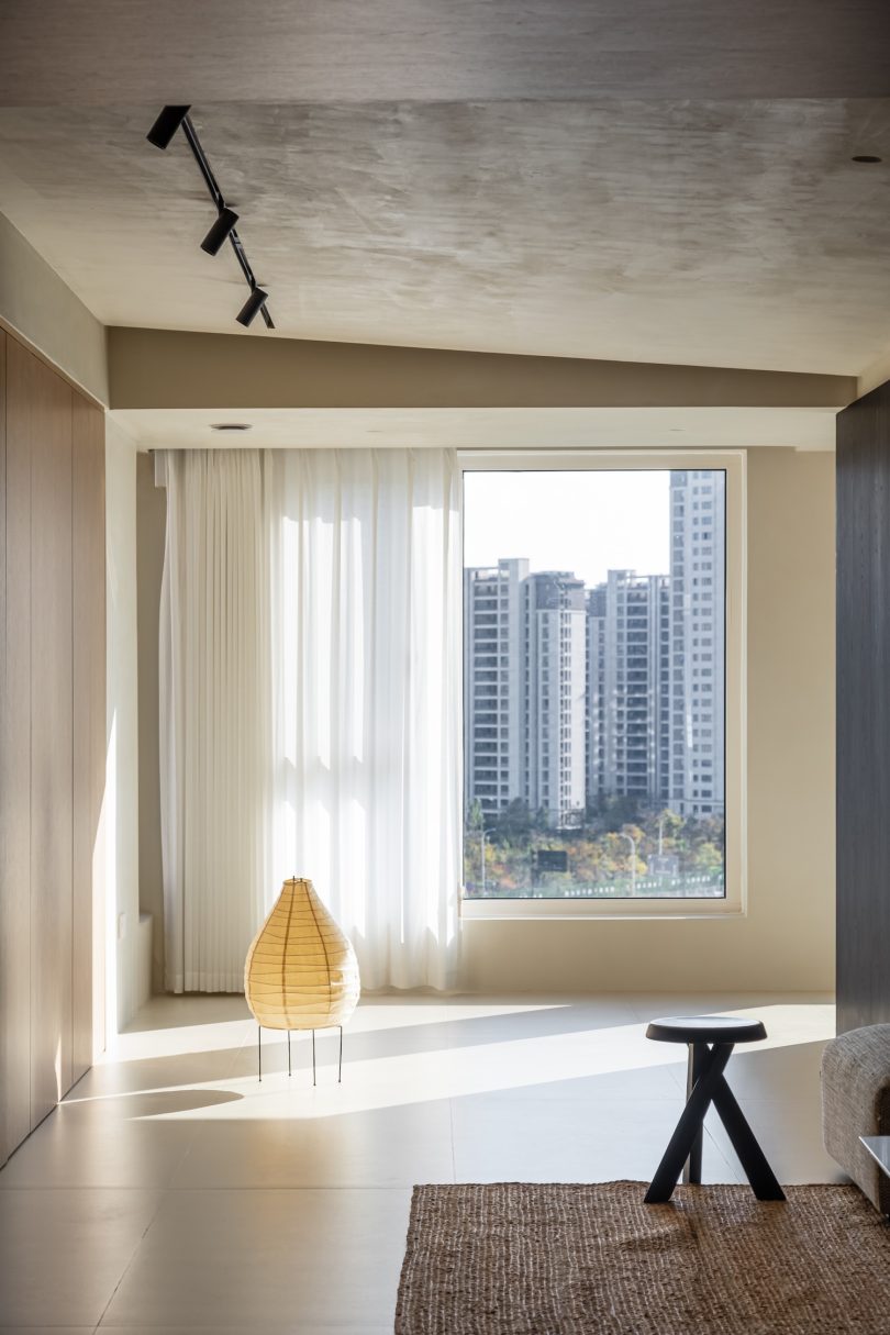 由DONGJIDESIGN设计的极简公寓Warm Habitat