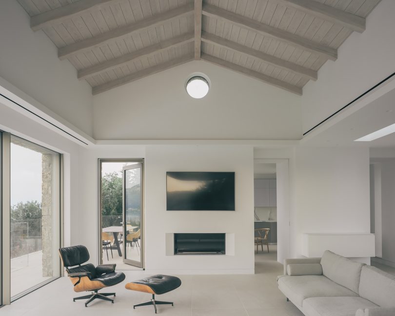 Georgios Apostolopoulos设计的极简住宅Corfu House