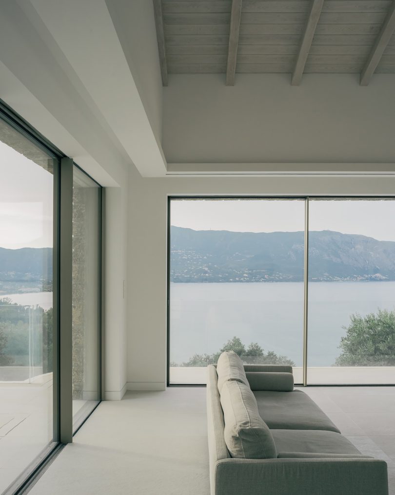 Georgios Apostolopoulos设计的极简住宅Corfu House