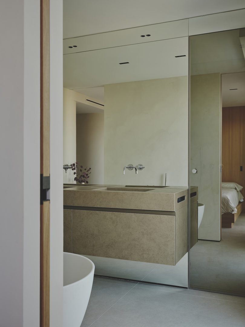 由Destudio设计的极简主义住宅Curved Attic