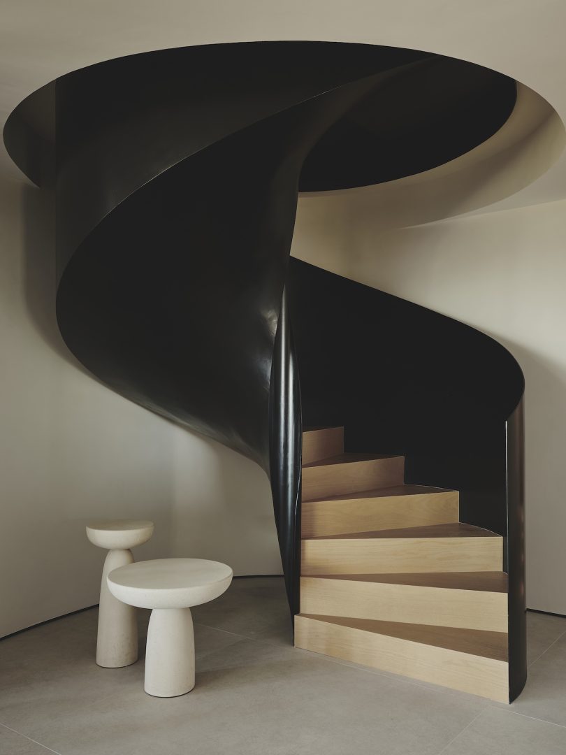 由Destudio设计的极简主义住宅Curved Attic