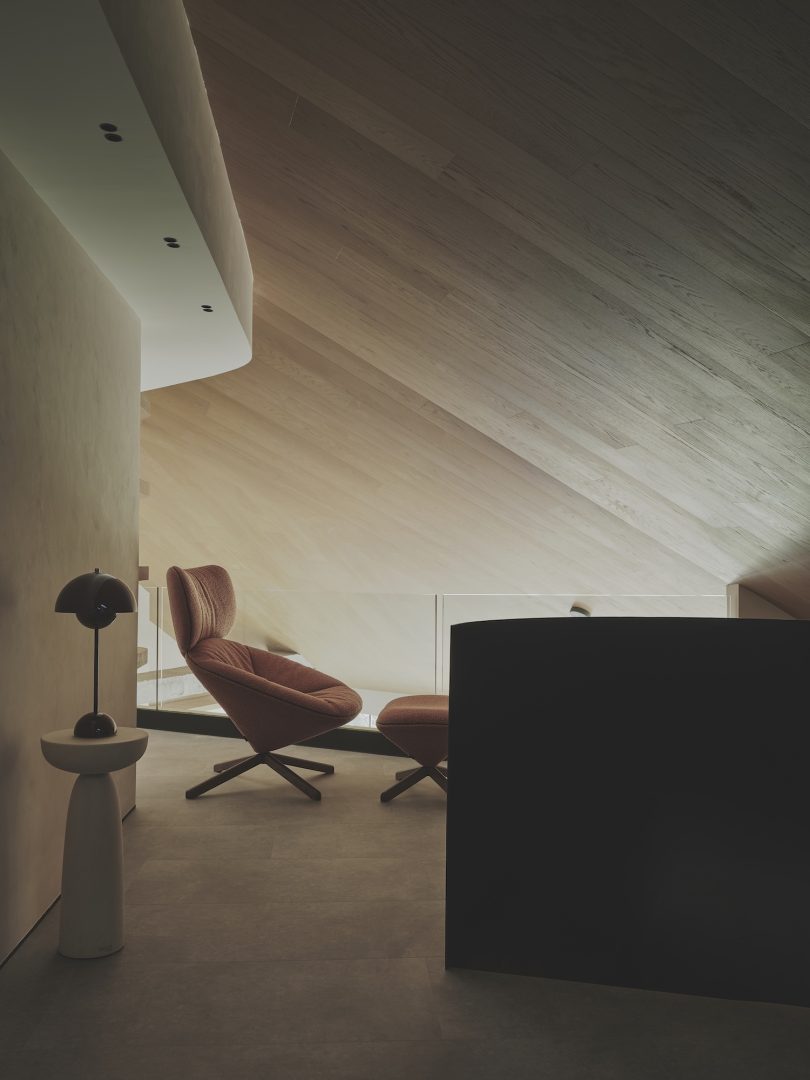 由Destudio设计的极简主义住宅Curved Attic