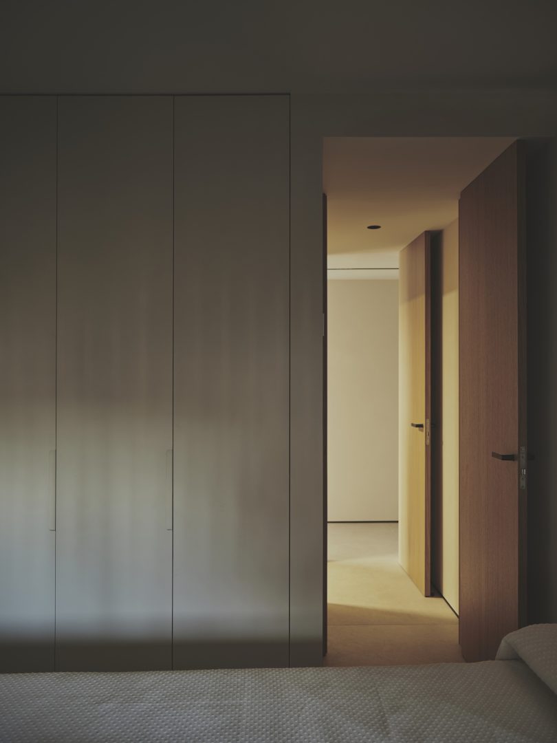 由Destudio设计的极简主义住宅Curved Attic