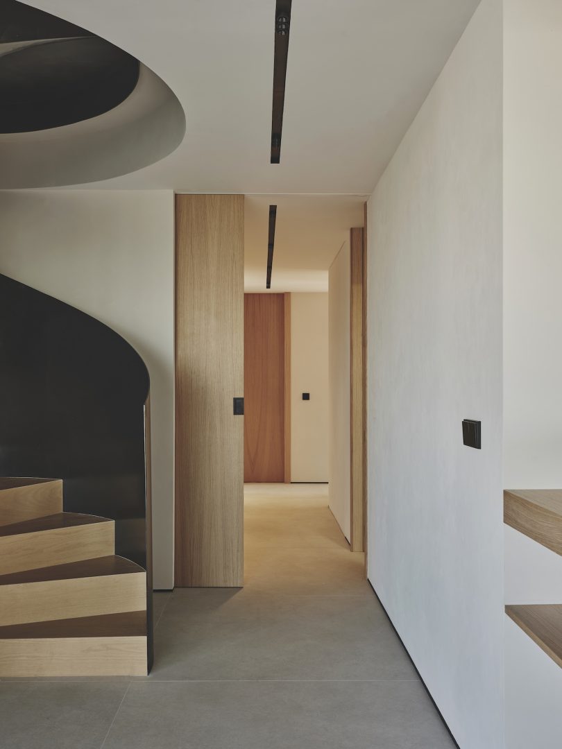 由Destudio设计的极简主义住宅Curved Attic