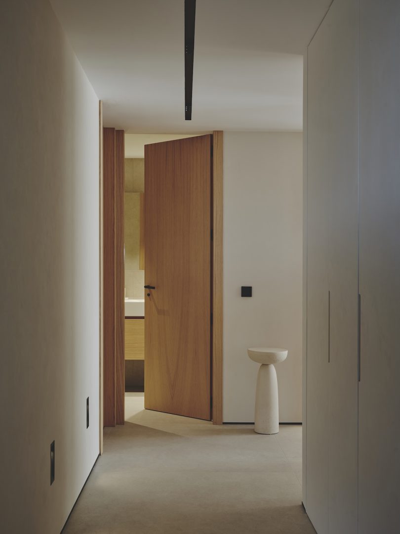 由Destudio设计的极简主义住宅Curved Attic