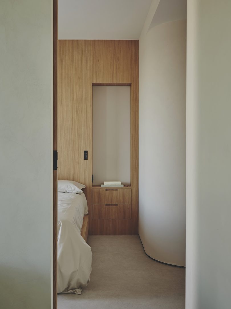 由Destudio设计的极简主义住宅Curved Attic