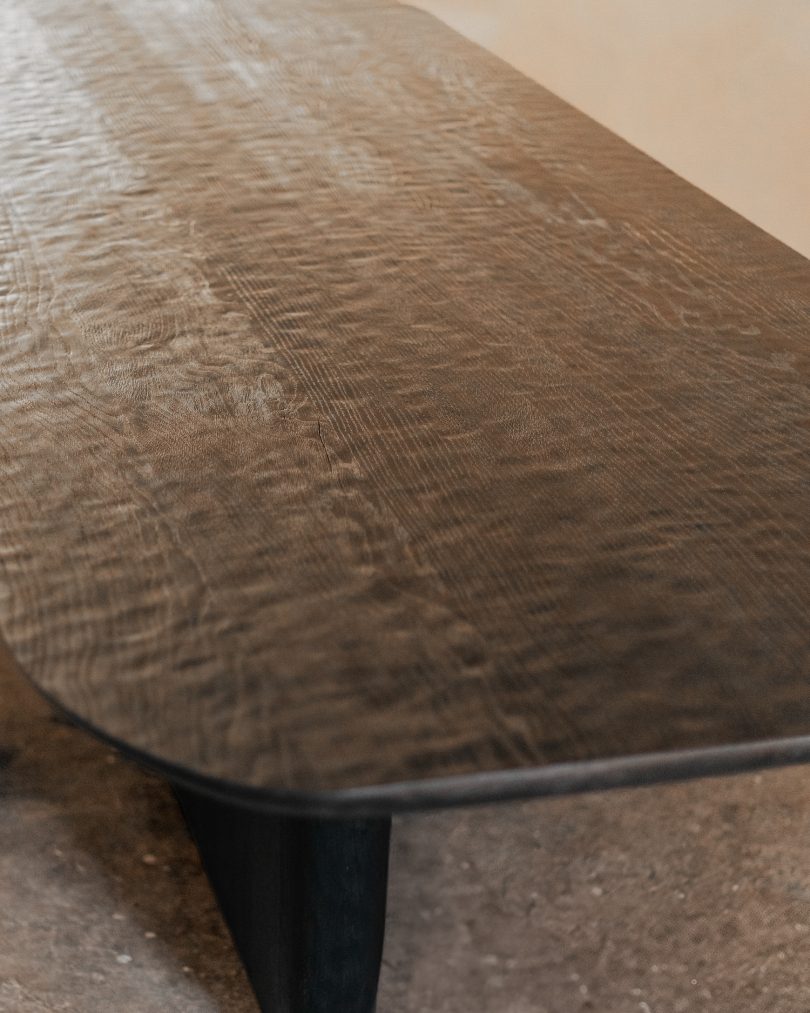 Dennis Kaiser设计的极简餐桌Darling Dining Table