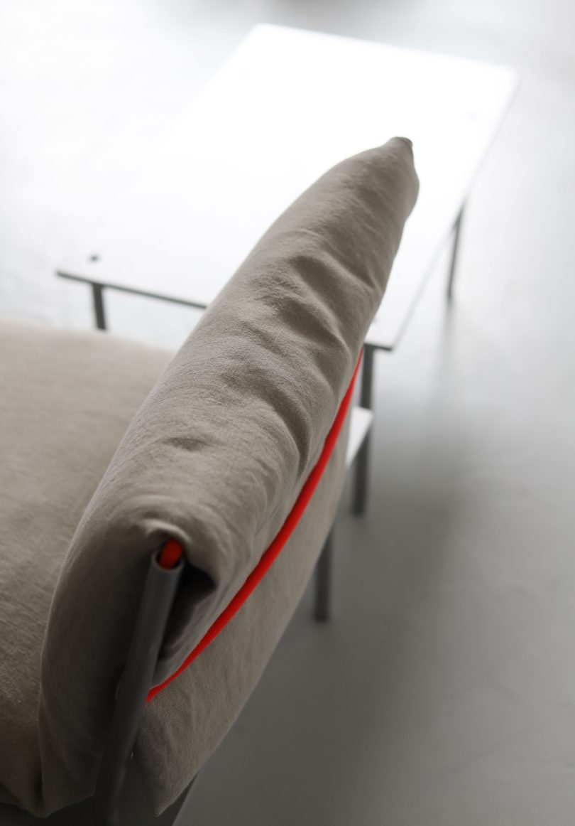 Atelier Fomenta设计的折叠挂椅Fold HangChair