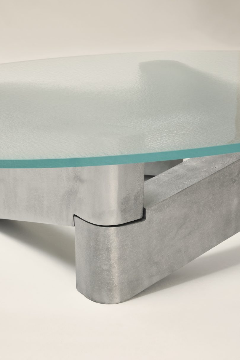 Anthony Guerrée设计的极简咖啡桌Marfa Table