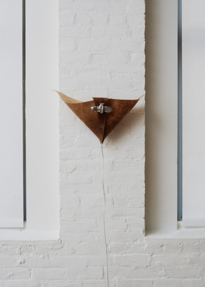 Madeline Coven设计的极简壁灯Brooched Arum(Hera)Sconce