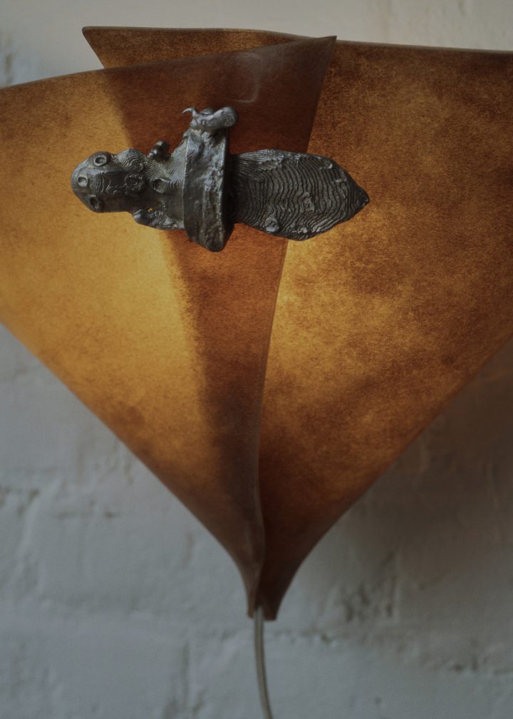 Madeline Coven设计的极简壁灯Brooched Arum(Hera)Sconce