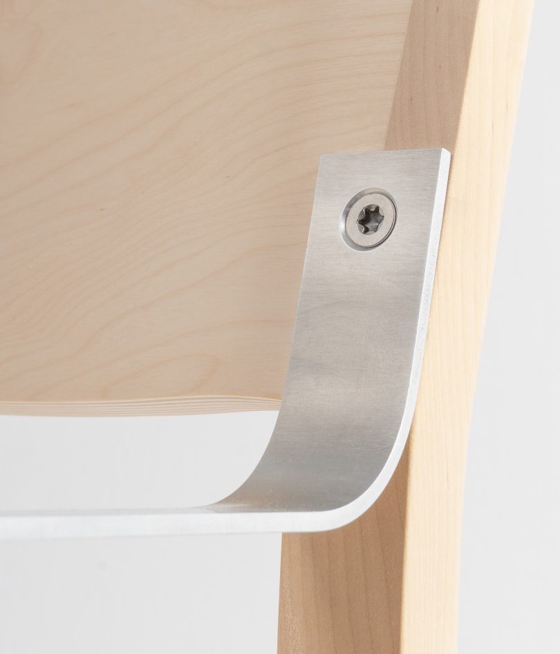 Hayo Gebauer设计的极简主义椅子Belt Chair