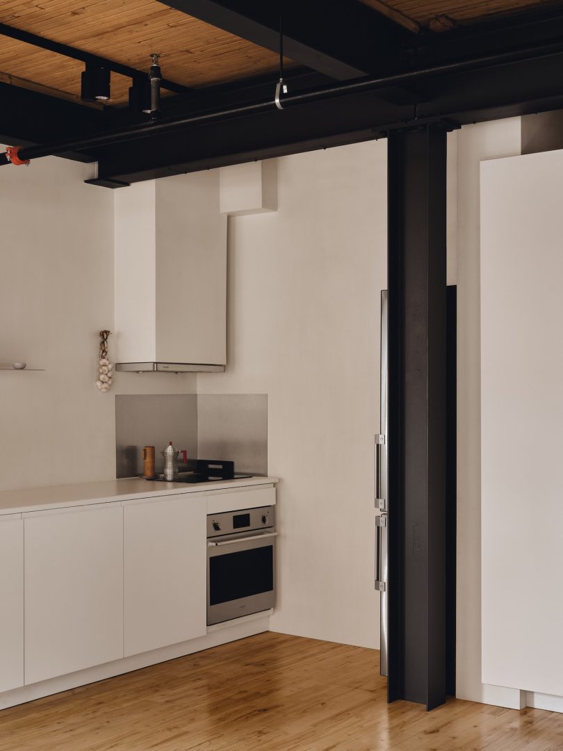 由Guillaume Noiseux设计的极简阁楼Loft Mile-Ex