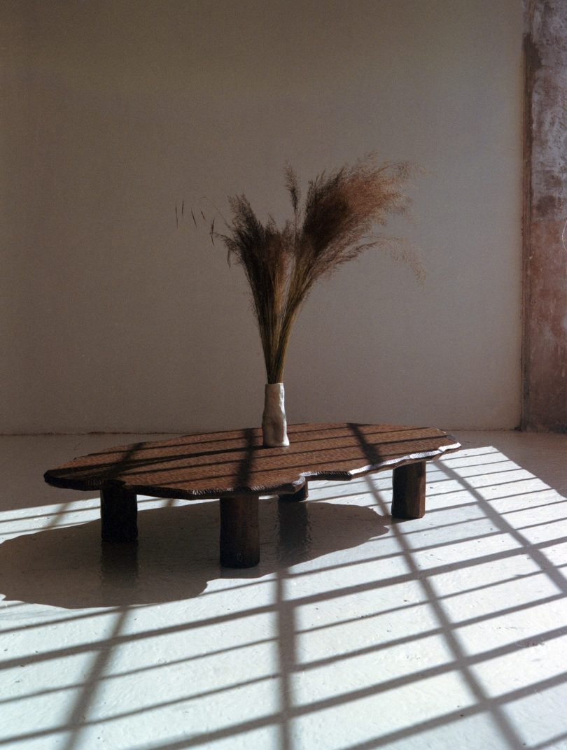 ŌMBIA STUDIO设计的极简咖啡桌Mare Coffee Table