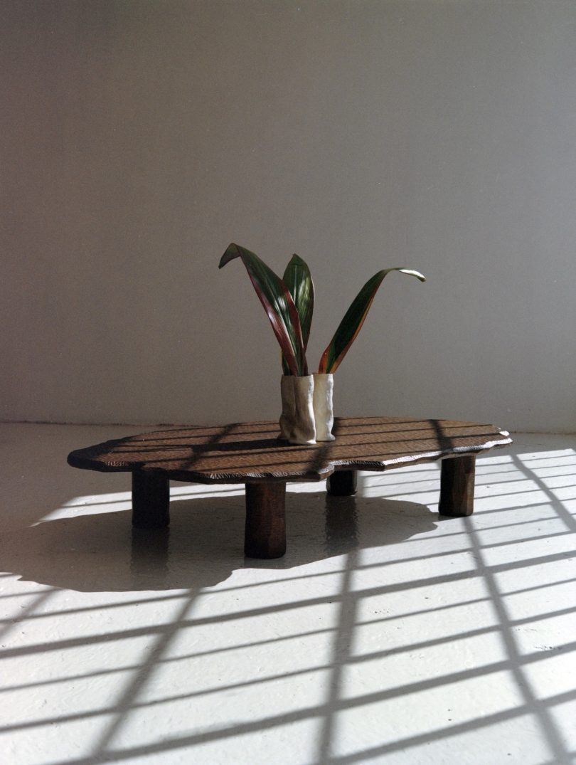 ŌMBIA STUDIO设计的极简咖啡桌Mare Coffee Table