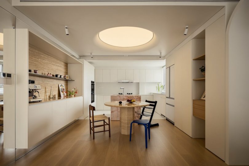 由Huang Guangjian设计的极简公寓Baiyun Renovation