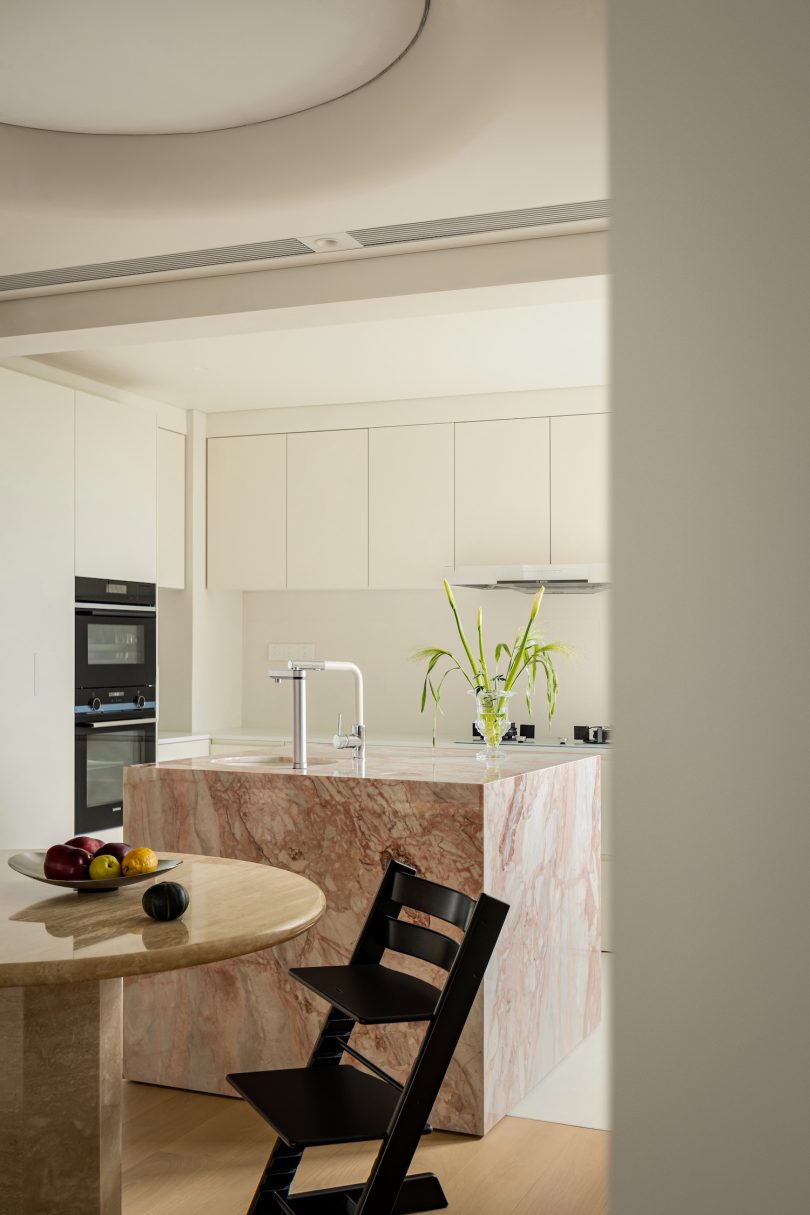 由Huang Guangjian设计的极简公寓Baiyun Renovation