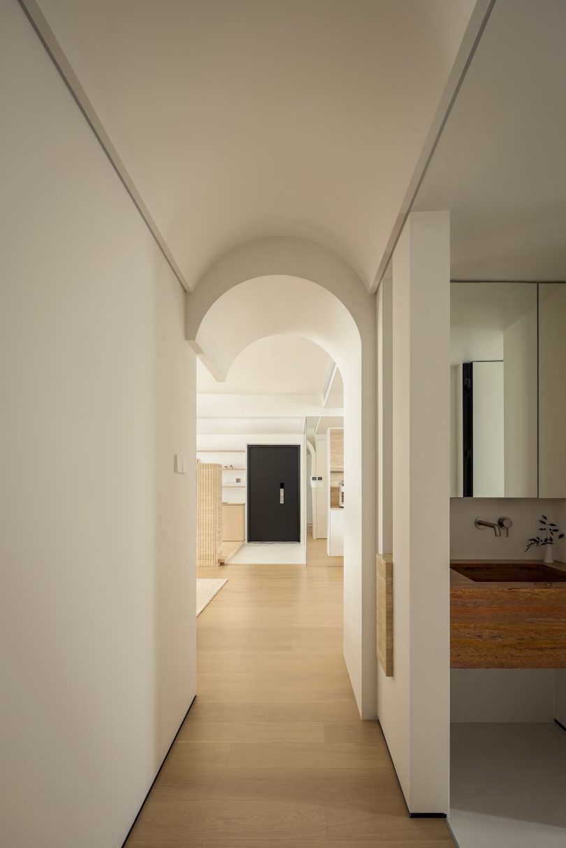 由Huang Guangjian设计的极简公寓Baiyun Renovation