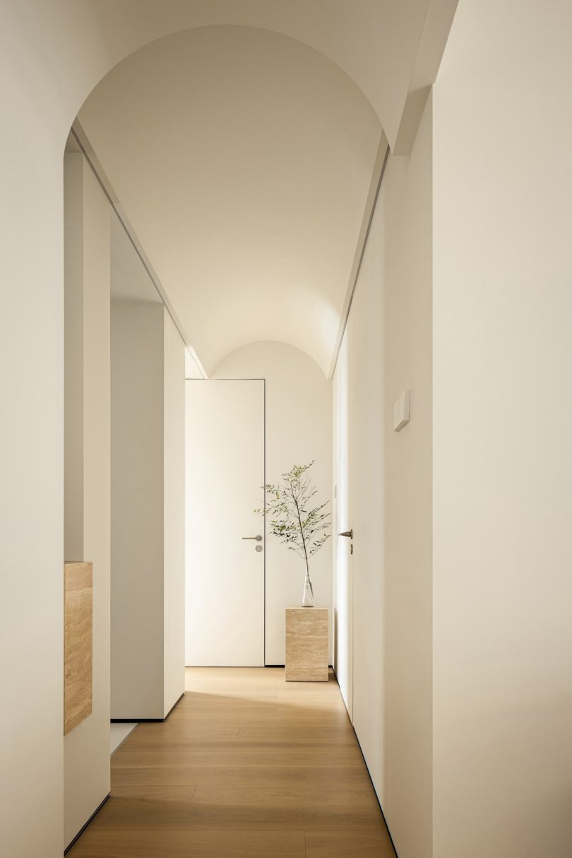 由Huang Guangjian设计的极简公寓Baiyun Renovation