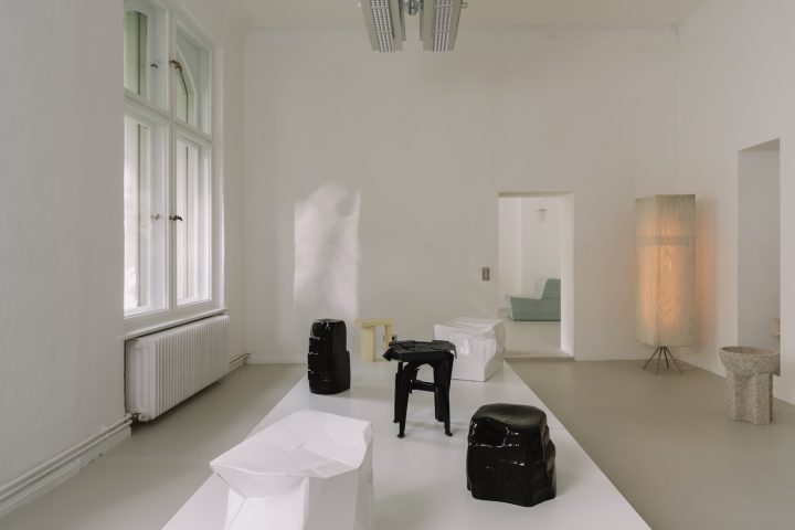 VAUST Gallery举办的极简主义展览Altered Angles