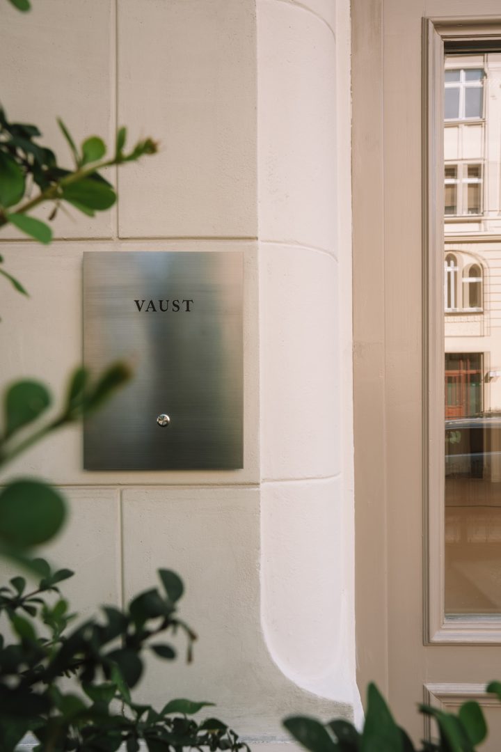 VAUST Gallery举办的极简主义展览Altered Angles