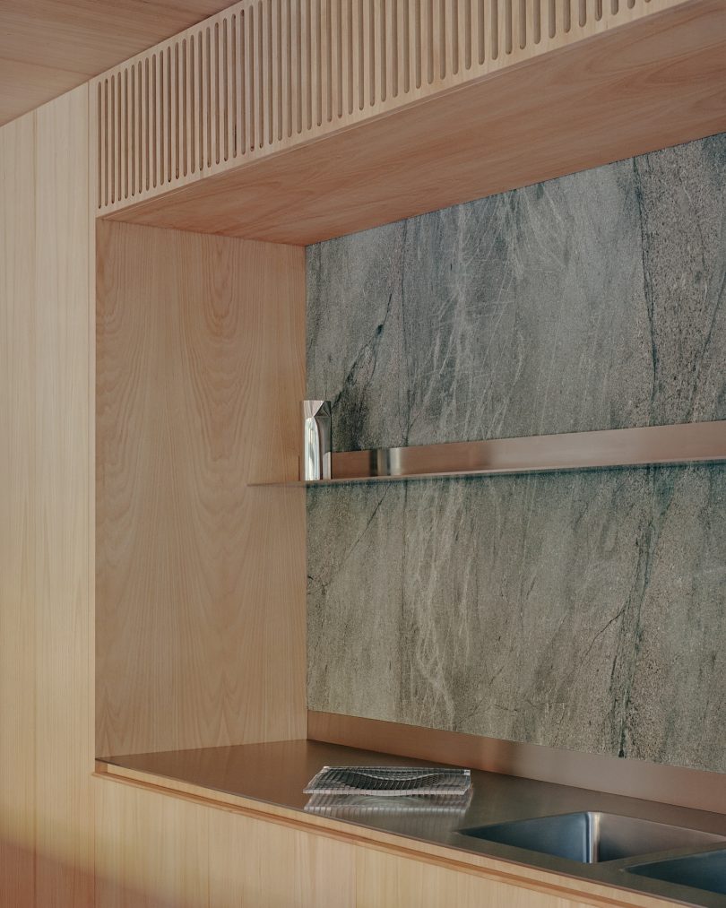 由PARABOLICA设计的极简主义住宅Echo House